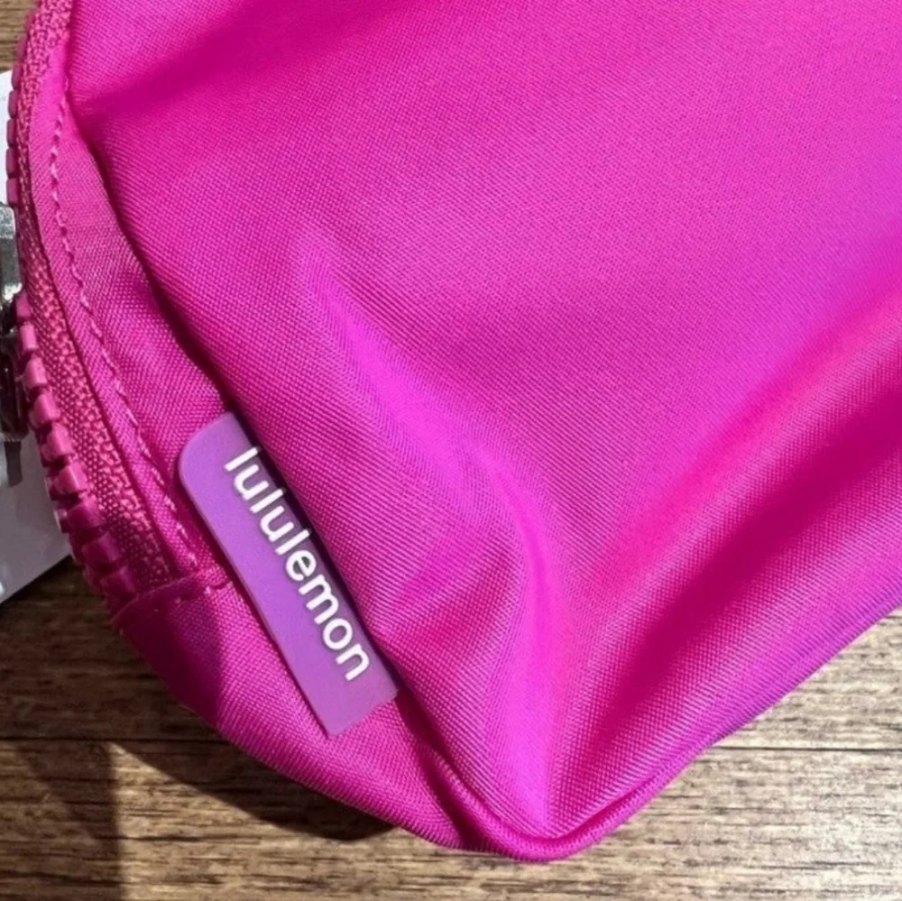 NWT Lululemon Everywhere Belt Bag 1L - Picture 8 of 9
